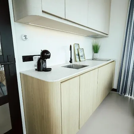 Revolution House Boat Strijensas