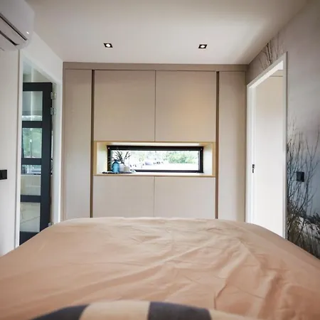 Дом отдыха Revolution House Boat Strijensas