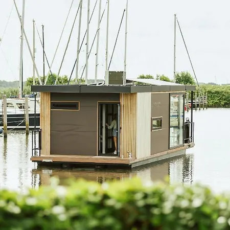 Revolution House Boat Strijensas