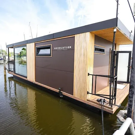 Дом отдыха Revolution House Boat
