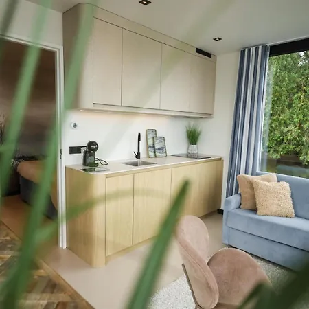 Revolution House Boat Дом отдыха *